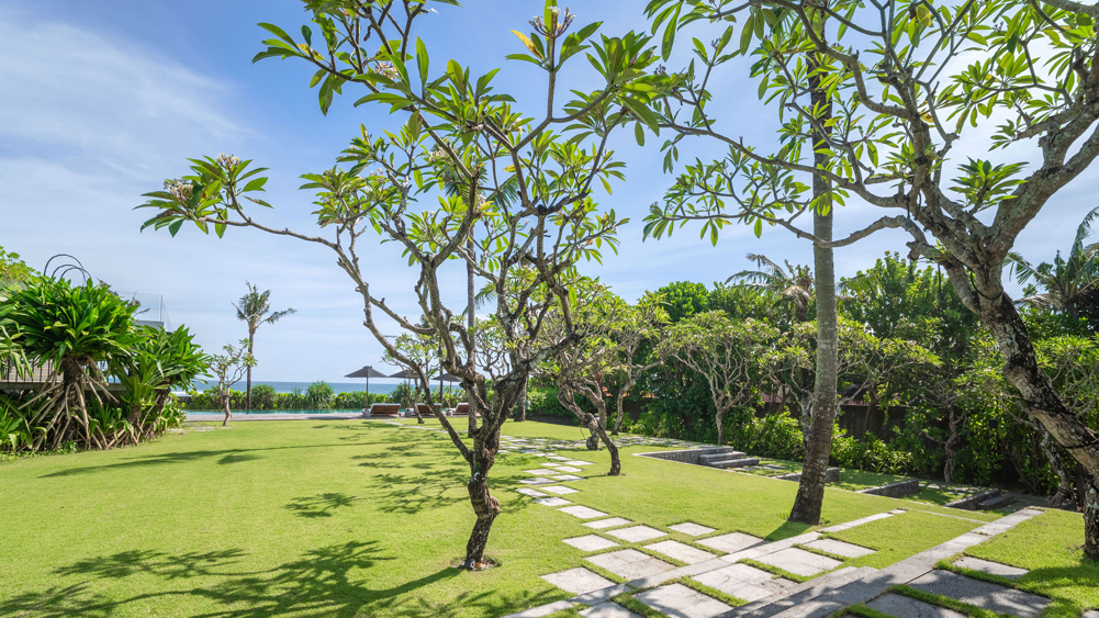 Arnalaya Beach House - Spacious lawn for wedding or celebrations